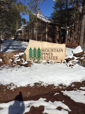 Property grounds - Charming 3-bedroom townhome in Pinetop Country Club with WiFi (Pinetop Country Club)