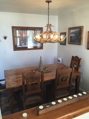 Dining - Charming 3-bedroom townhome in Pinetop Country Club with WiFi (Pinetop Country Club)