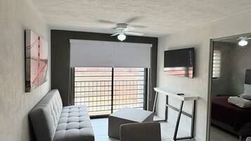 Comfort Apartment, Multiple Beds, Kitchen, City View | Living area
