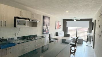 Departamento Confort, varias camas, cocina, vista a la ciudad | Área de sala de estar