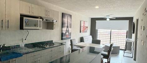 Comfort Apartment, Multiple Beds, Kitchen, City View | Living area