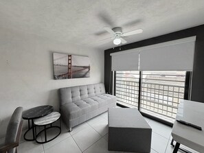 Comfort-Apartment, Mehrere Betten, Küche, Stadtblick | Wohnbereich