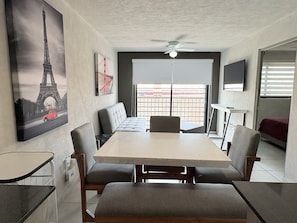 Comfort Apartment, Multiple Beds, Kitchen, City View | Living area - Torre Revolución Sutaj Centro (Guadalajara)
