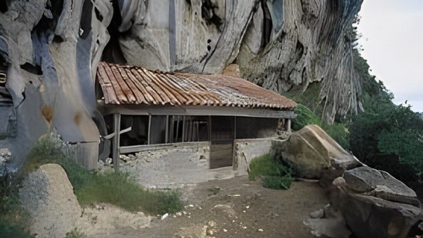 A rustic cave dwelling with a tiled roof, built into a rocky cliffside. - Villa in Arredondo.  Arredondo between rivers and mountains, 20 minutes from the beaches. (Arredondo)