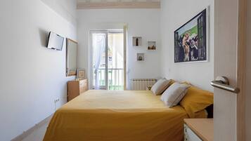 3 slaapkamers, een bureau, een strijkplank/strijkijzer, reisbedje