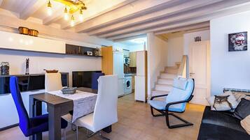 Een smart-tv en boeken