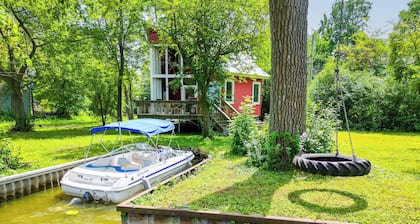 Private Island. Charming 3-bed on. Boat included. WiFi, AC in tranquil Fox Lake