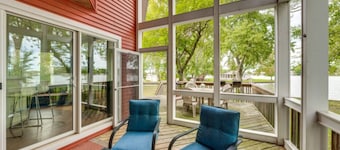 Private Island. Charming 3-bed on. Boat included.  WiFi, AC in tranquil Fox Lake