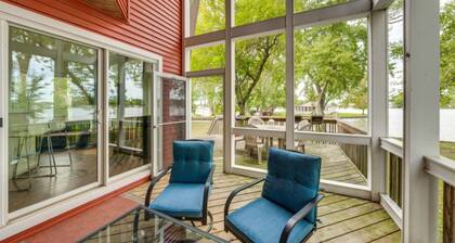 Private Island. Charming 3-bed on. Boat included. WiFi, AC in tranquil Fox Lake