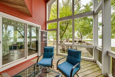 Private Island. Charming 3-bed on. Boat included.  WiFi, AC in tranquil Fox Lake