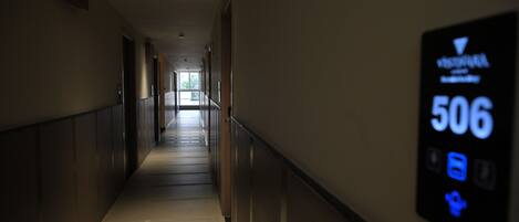 A hallway with a digital sign displaying room number 506.