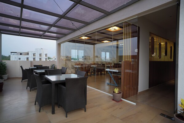 Outdoor dining - VISTHARA a unit of Suraksha Stay (Bangalore)