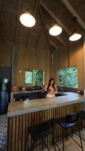 Refrigerador, parrilla de estufa, cafetera y tetera y toallas de papel 