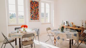 Daily continental breakfast (EUR 10 per person)