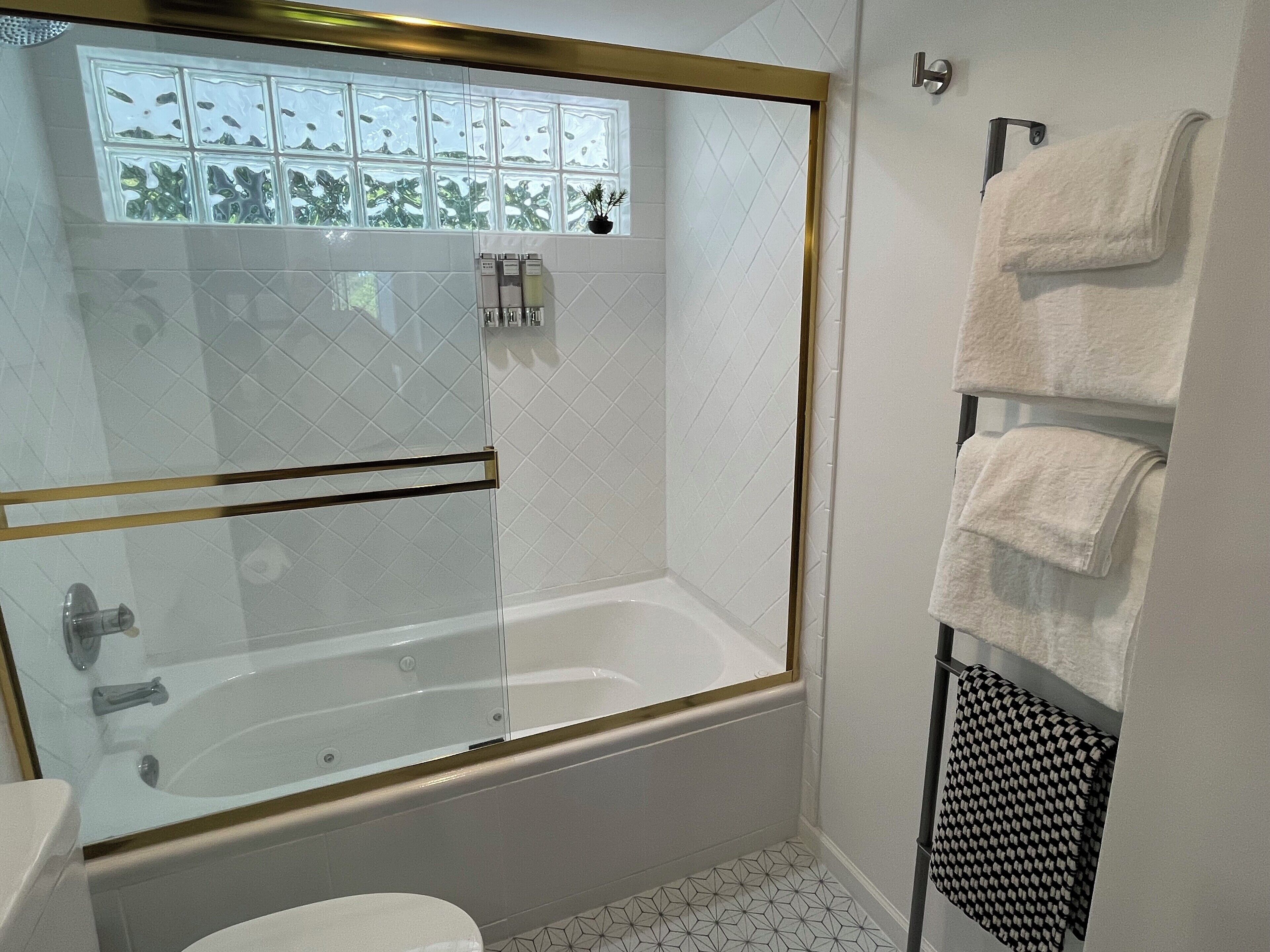 Une salle de bain moderne avec une douche à parois de verre, une baignoire et des toilettes.