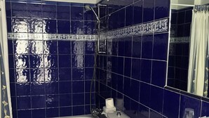 A bathroom with a bathtub, toilet, and sink. - Hotel Palacio De Libardon (Colunga)