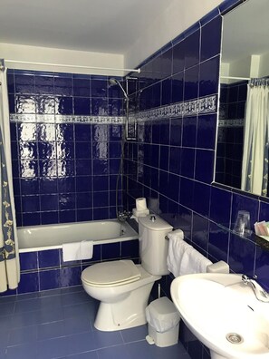 A bathroom with a bathtub, toilet, and sink. - Hotel Palacio De Libardon (Colunga)