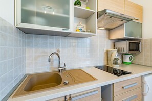 Réfrigérateur, micro-ondes, plaque de cuisson, cafetière/bouilloire