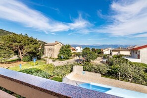 Property grounds - Mediterranean apartment with pool, barbecue, loungers - only 400 meters to the beach (Baska)