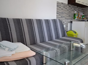 Leilighet (One Bedroom Apartment with Balcony) | Oppholdsrom | En 32-tommers Flatskjerm-TV med kabel-kanaler