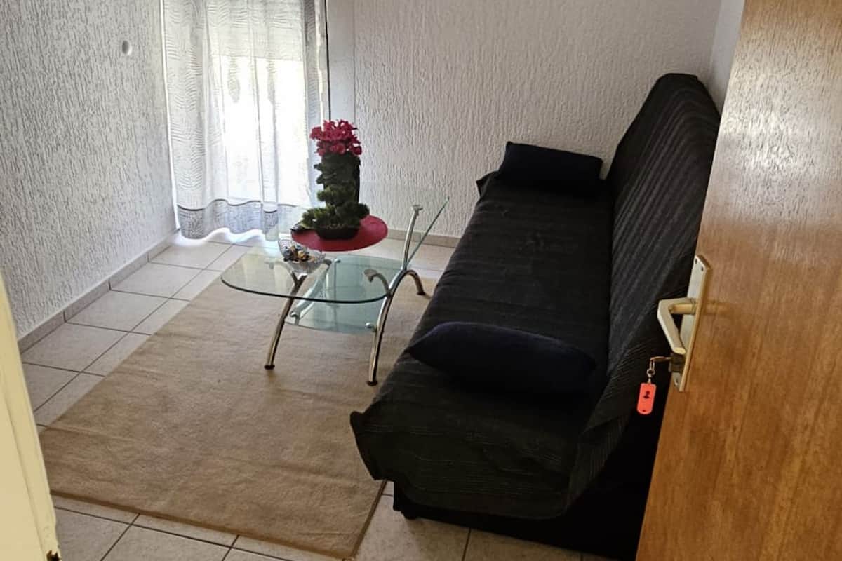 Apart Daire (Two Bedroom Apartment with Balcony an) | Oturma odası | Kablolu TV kanalları bulunan 32 inç düz ekran televizyon