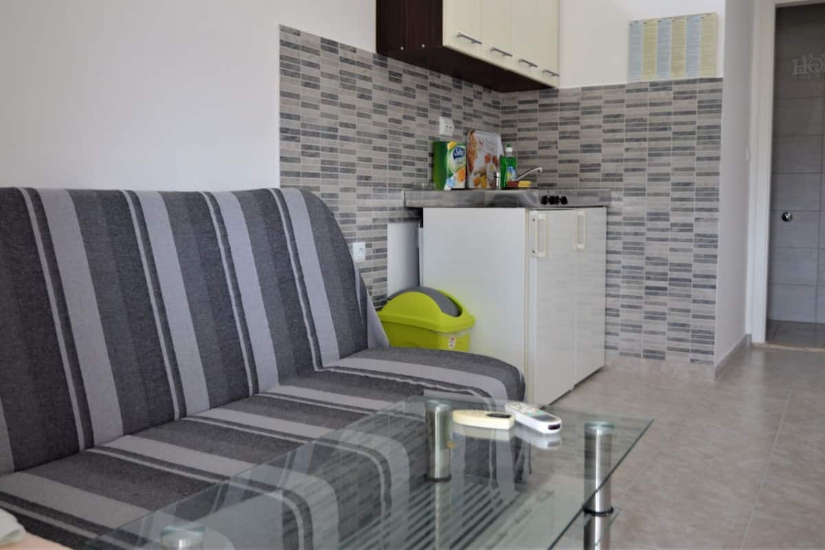 Apart Daire (One Bedroom Apartment with Balcony) | Oturma odası | Kablolu TV kanalları bulunan 32 inç düz ekran televizyon