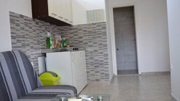 Appartement (One Bedroom Apartment with Balcony) | Salle de séjour | Télévision à écran plat de 32 pouces avec chaßnes par cùble