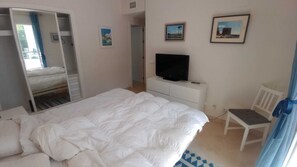 2 bedrooms, in-room safe, desk, iron/ironing board