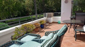 Outdoor dining - Los Arqueros Golf lovely condo near Marbella & Puerto Banus (Benahavís)