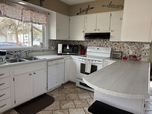 Fridge, microwave, oven, stovetop - MC Headquarters AND Pets welcome (Miles City)