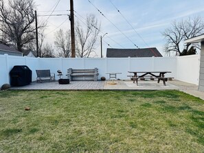 Outdoor dining - MC Headquarters AND Pets welcome (Miles City)