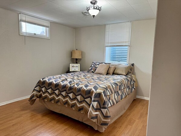 5 bedrooms, desk, iron/ironing board, travel cot - MC Headquarters AND Pets welcome (Miles City)