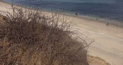 4-bedroom house with WiFi and AC, hot tub, short walk to the beach in Plymouth