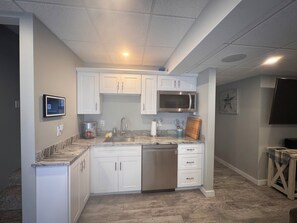 Four Ă micro-ondes, surface de cuisson, lave-vaisselle