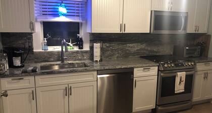 4-bedroom house with WiFi and AC, hot tub, short walk to the beach in Plymouth