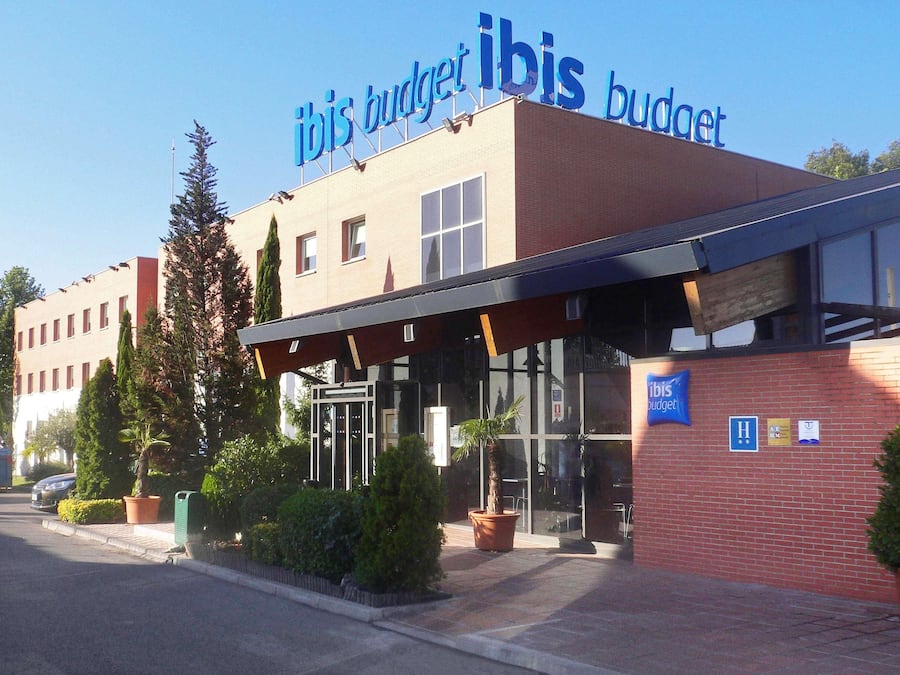 Un edificio con un cartel que dice 'ibis budget ibis budget'.