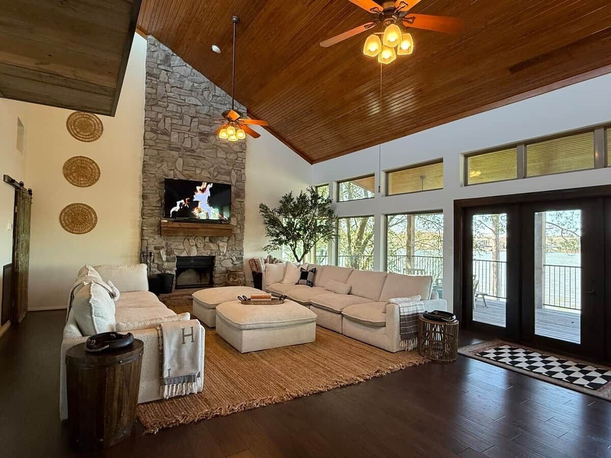 Smart TV, fireplace