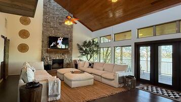 Smart TV, fireplace