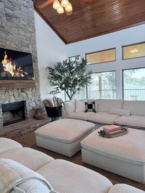 Smart TV y chimenea 