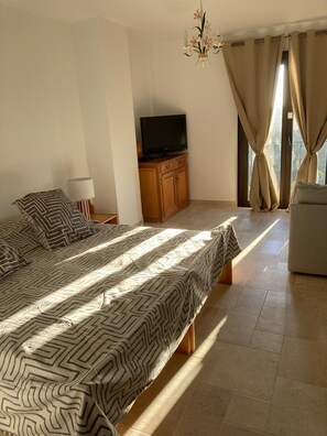 4 bedrooms, iron/ironing board, WiFi