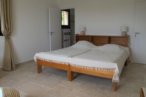 4 bedrooms, iron/ironing board, WiFi