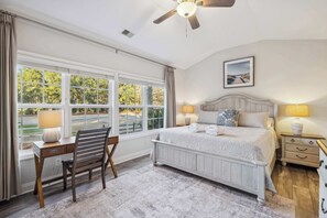 3 habitaciones, escritorio y tabla de planchar con plancha 