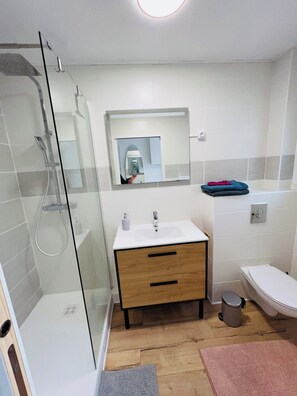 Suihku, hiustenkuivaaja, pyyhkeet, saippua