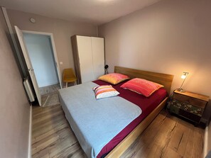 2 makuuhuonetta, työpöytä, silitysrauta/-lauta, ilmainen Wi-Fi