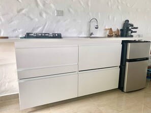 Fridge, stovetop, coffee/tea maker, toaster