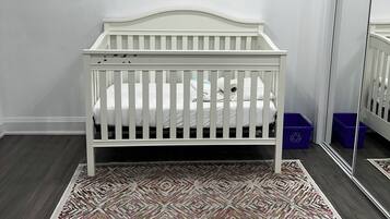 5 Schlafzimmer, Schreibtisch, Bügeleisen/Bügelbrett, Reisekinderbett
