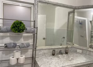 Douche, séchoir à cheveux, serviettes fournies, savon