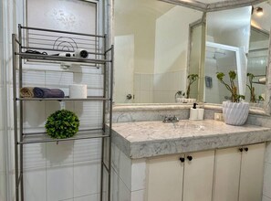 Douche, sèche-cheveux, serviettes fournies, savon