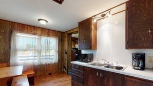 Cafetera y tetera, refrigerador, microondas y horno 