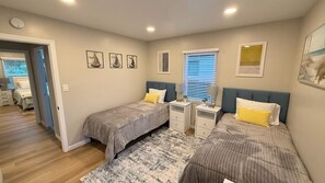 2 chambres, bureau, fer et planche à repasser, lit parapluie